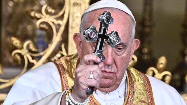 Papa Franjo s raspelom u ruci, čineći znak križa, blagoslovio je grkokatoličku zajednicu u Mađarskoj