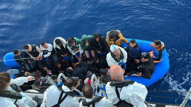 Una delle tante operazioni di salvataggio a Lampedusa nelle ultime ore (Ansa/Concetta Rizzo)