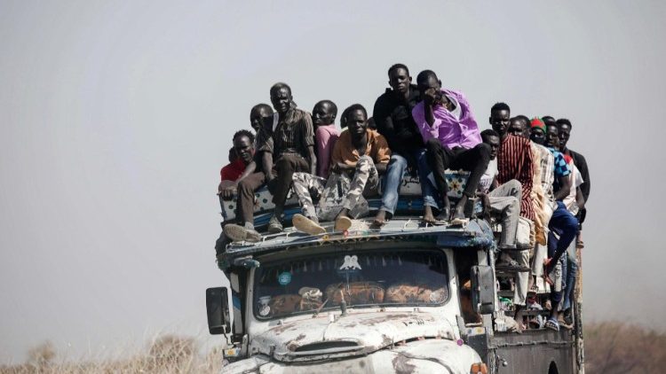 Sudan refugees and returnees flee to South Sudan