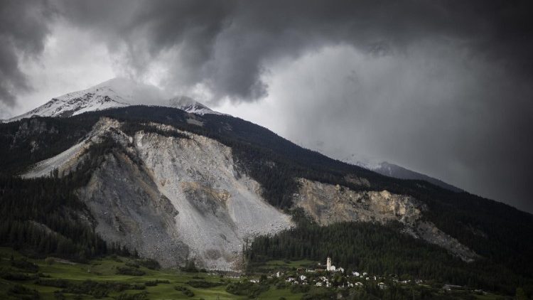 Als Grund für die Rutschung des Dorfes vermuten Experten, dass Brienz/Brinzauls auf einer Art Scholle innerhalb des sogenannten Brienzer Rutsches liege.