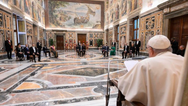 परमधर्मपीठ के लिए नवनियुक्त पांच राजदूतों से बात करते हुए, संत पापा फ्राँसिस 