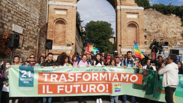 Lo striscione con il titolo della edizione 2023 della Marcia PerugiAssisi