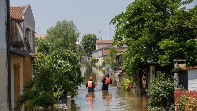 Sommozzatori al lavoro nella zona di Conselice, Ravenna (Ansa)