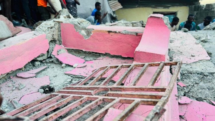 Moradores observam os danos causados por um terremoto de magnitude 4,9 em Jeremie, Haiti, em 06 de junho de 2023. Pelo menos três pessoas morreram e várias ficaram feridas no terremoto. O terremoto causou pânico entre a população de um país que nos últimos dias foi atingido por fortes tempestades que causaram inundações e deslizamentos de terra que já causaram a morte de 42 pessoas, segundo os últimos dados do Escritório de Coordenação de Ajuda Humanitária da ONU Assuntos (OCHA). EPA/Ralph Simon