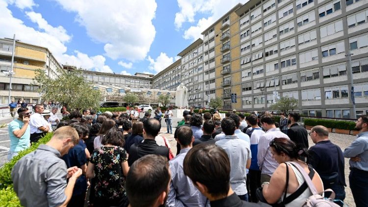 Fiéis unidos ao Papa diante do Gemelli na hora do Angelus