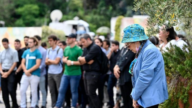 Fieles en el hospital Gemelli para rezar el Ángelus junto al Papa