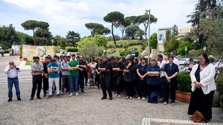 L'Angelus pregato nel piazzale del Policlinico Gemelli in unione con Papa Francesco