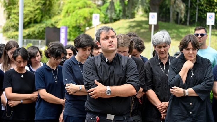 Fiéis reunidos diante para rezar pelo Papa Francisco no Hospital Universitário Agostino Gemelli. 11 de junho de 2023. ANSA/RICCARDO ANTIMIANI
