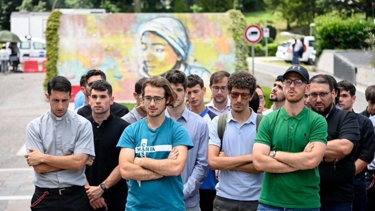 Fedeli in preghiera nel piazzale del Gemelli