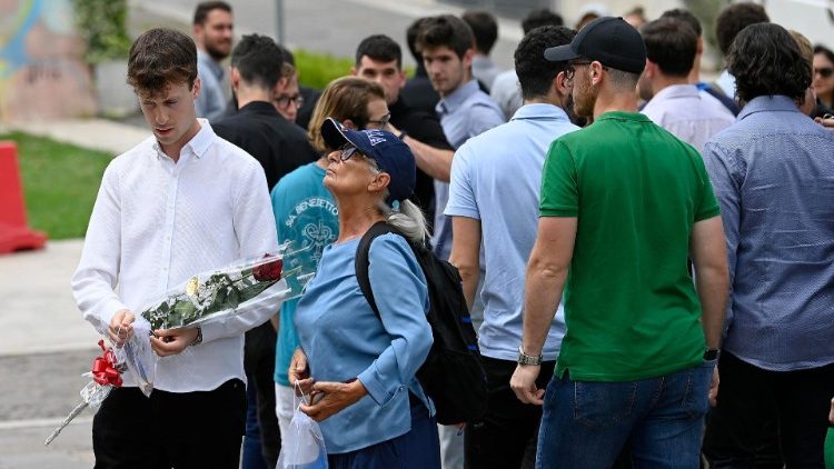Fiéis reunidos diante para rezar pelo Papa Francisco no Hospital Universitário Agostino Gemelli. 11 de junho de 2023. ANSA/RICCARDO ANTIMIANI