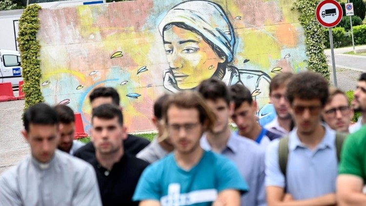 Fiéis reunidos diante para rezar pelo Papa Francisco no Hospital Universitário Agostino Gemelli. 11 de junho de 2023. ANSA/RICCARDO ANTIMIANI