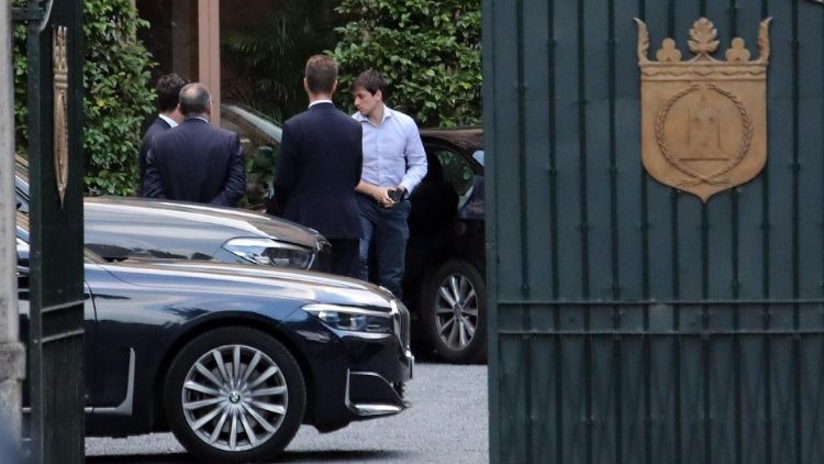 La salma di Silvio Berlusconi rimane ad Arcore fino al giorno del funerale: no alla camera ardente per motivi di ordine pubblico (ANSA)