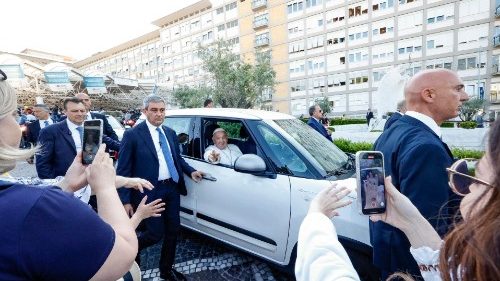El Papa Francisco fue dado de alta del Hospital Gemelli de Roma