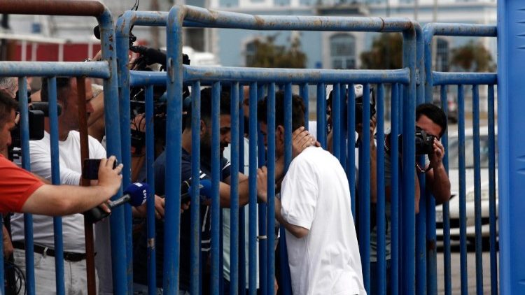 Grécia, refugiado sírio encontra irmão entre os sobreviventes