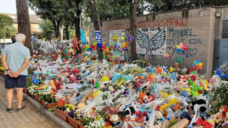No local da colisão fatal, tantas homenagens com flores, mensagens e brinquedos