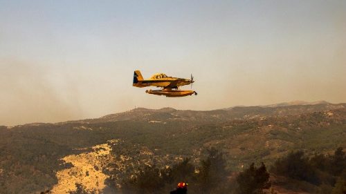 Grecia, 64 incendi in un solo giorno, Rodi brucia da una settimana. Allarme a Corfù