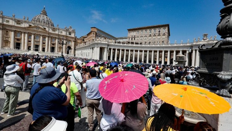 Los fieles y peregrinos que se dieron cita en la Plaza de San Pedro para la oración del ángelus
