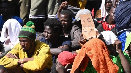 Lampedusa,  Chiesa in campo per sostenere i migranti