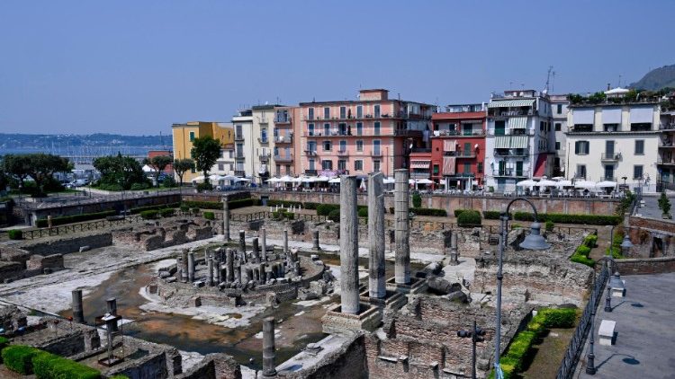 La città di Pozzuoli, interessata in modo importante dal fenomeno sismico del bradisismo