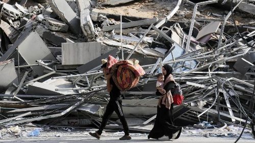 La fuga da Gaza in attesa dell’attacco. Le testimonianze: tutti sono bersaglio