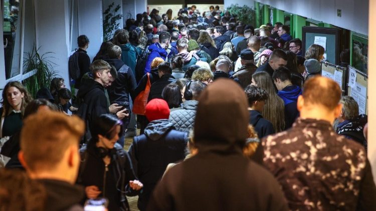 Elettori polacchi ad un seggio elettorale