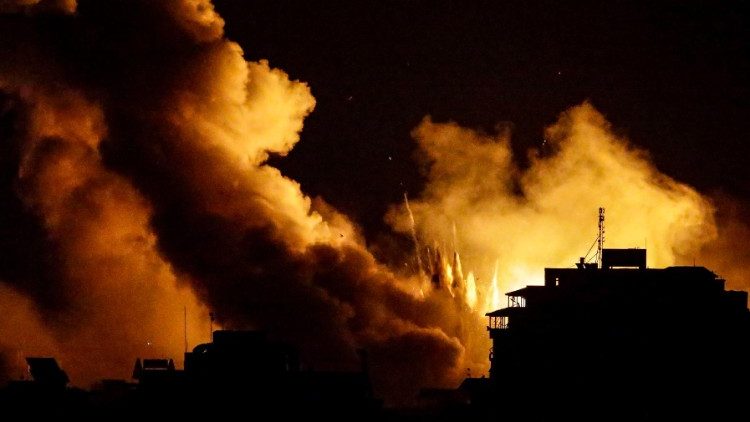 Guerra in Medioriente: Israele bombarda Tal Al-Hawa, vicino Gaza city, nella Striscia
