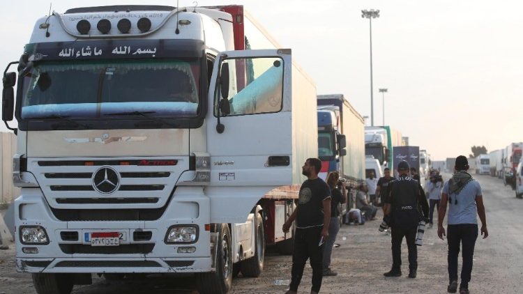 Un camion di aiuti umanitari al valico di Rafah, al confine tra Egitto e Gaza
