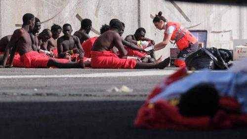 Migranti, Francesco ai vescovi delle Canarie: grazie per aver aperto le porte a chi soffre