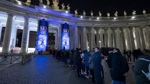 Una cena di carità per 150 senzatetto sotto il colonnato di San Pietro