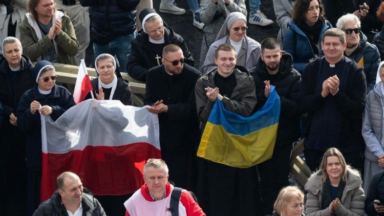 Fedeli e pellegrini in Piazza San Pietro per l'Angelus