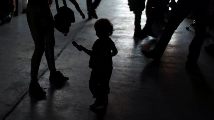 Jakelin Caal Maquin morreu aos sete anos vítima de desidratação. Ela fazia parte de um grupo de 163 pessoas que contactaram agentes dos Estados Unidos para se entregarea, no Estado do Novo México.