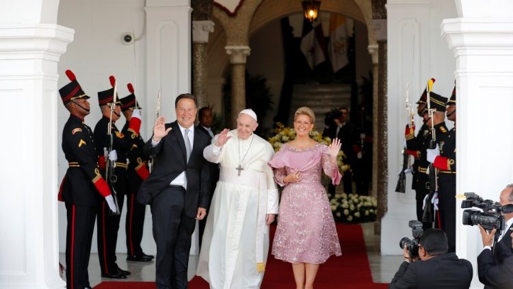 Papa Francisco en el Palacio Presidencial de Panamá junto al Presidente de la República y su esposa. 