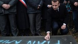 french-president-emmanuel-macron-visits-a-jew-1550591348498.JPG