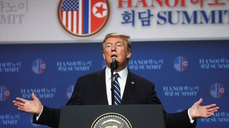 Conferenza stampa Presidente Trump dopo il vertice con Kim Jong-un