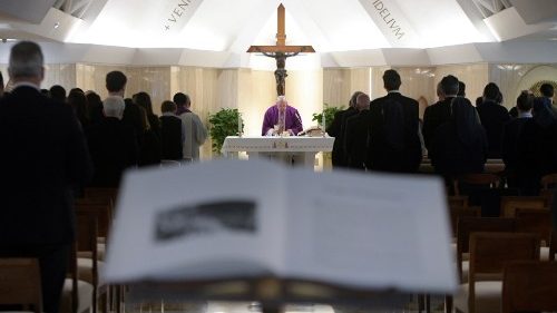 Papa a Santa Marta: ipocriti i cristiani che sfruttano gli operai