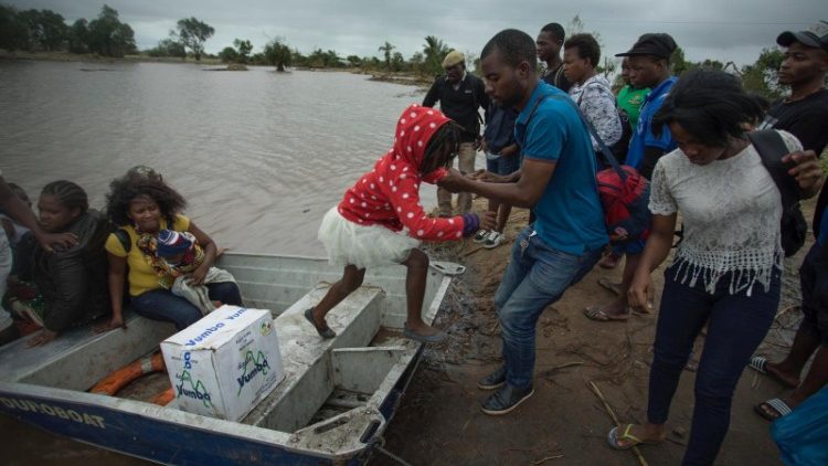 Gerettete Kinder gehen in Beira an Land