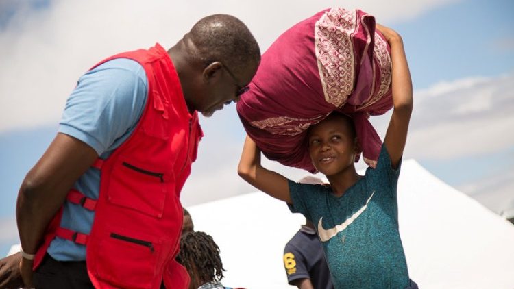 Hilfskraft und Überlebende nach dem Zyklon Idai