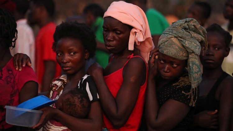 Attente de distribution de nourriture dans un camp de déplacés à Beira (Mozambique), après le cyclone Idai en mars 2019