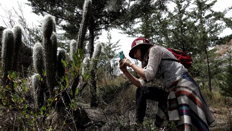 Une étudiante aux environs de La Paz, en Bolivie. Un concours lancé via une application encourage les habitants de la capitale bolivienne à donner des informations sur la biodiversité.