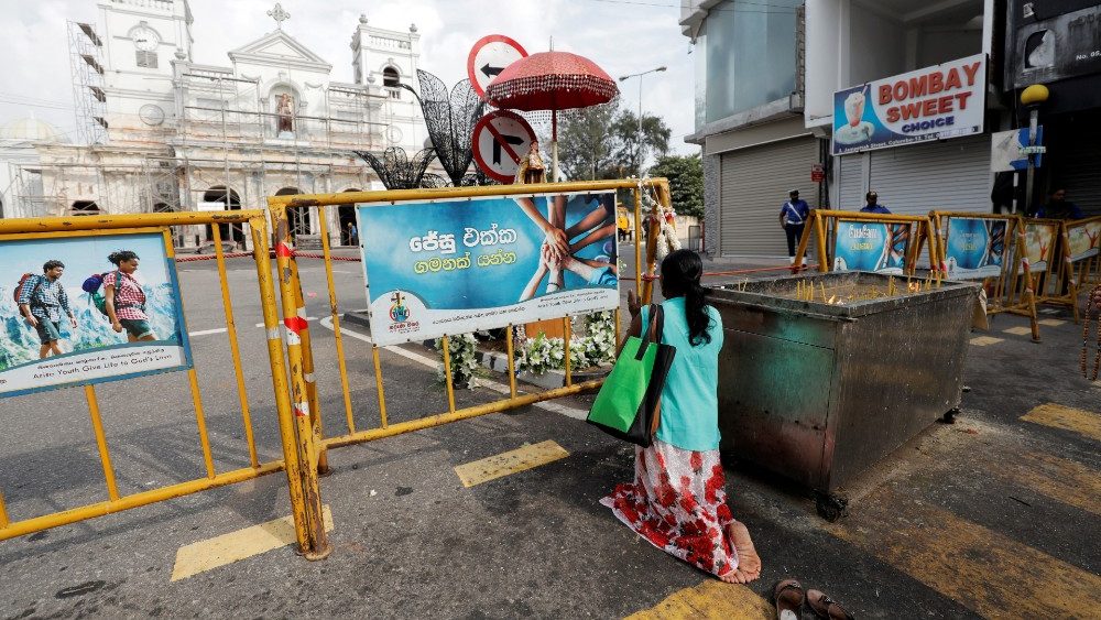 In preghiera davanti alla chiesa di sant'Antonio colpita dai terroristi