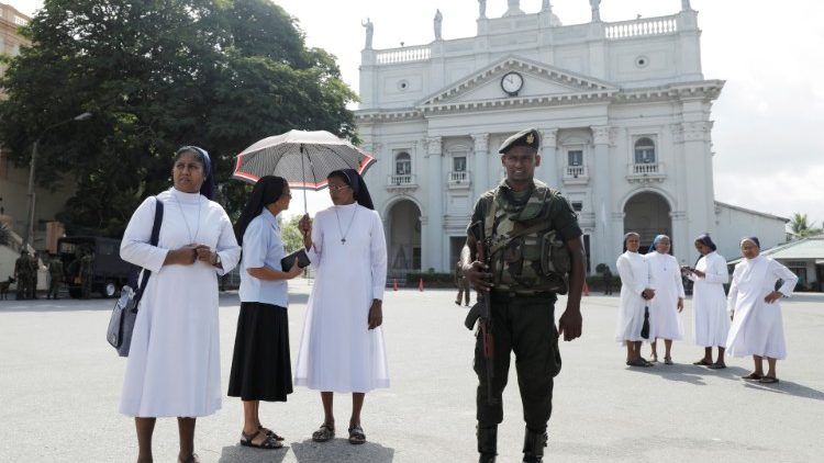nuns-wait-outside-st--lucia-cathedral-as-an-a-1557568133507.JPG
