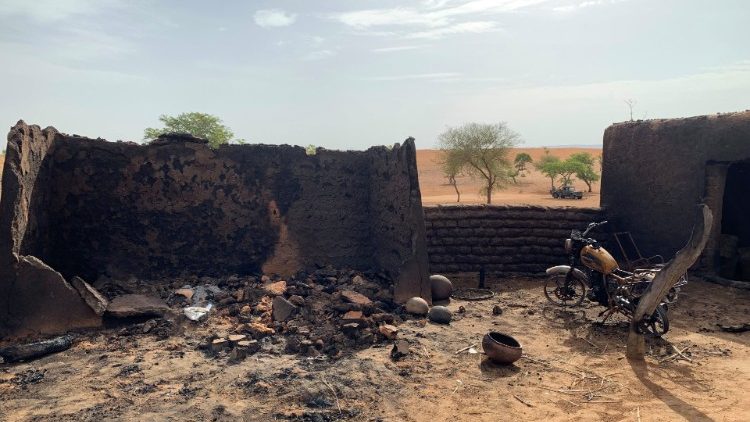 Ein Haufen Schutt - Die Attentäter zerstörten das Dorf im Zentrum des Landes