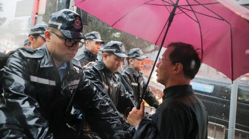 Hong Kong: i leader religiosi chiedono dialogo tra governo e giovani