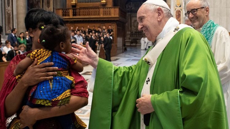Der Papst segnet ein Kind bei einer Messe für Migranten im Juli 2019