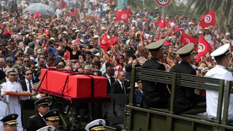 Le cercueil du président Essebsi escorté par des militaires devant des milliers de Tunisiens