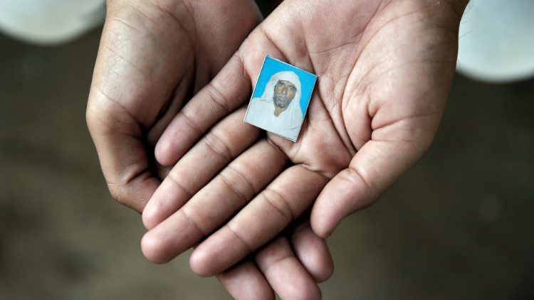 Irshad Khan hält ein Foto von seinem getöteten Vater Pehlu Khan in den Händen