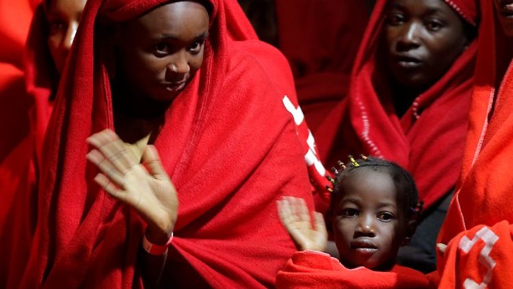 Migranten auf einem Rettungsboot vor Malaga, Spanien
