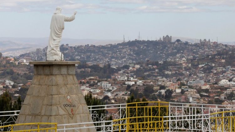 मडागास्कर में येसु की प्रतिमा