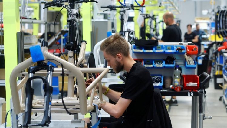 Operai in una fabbrica