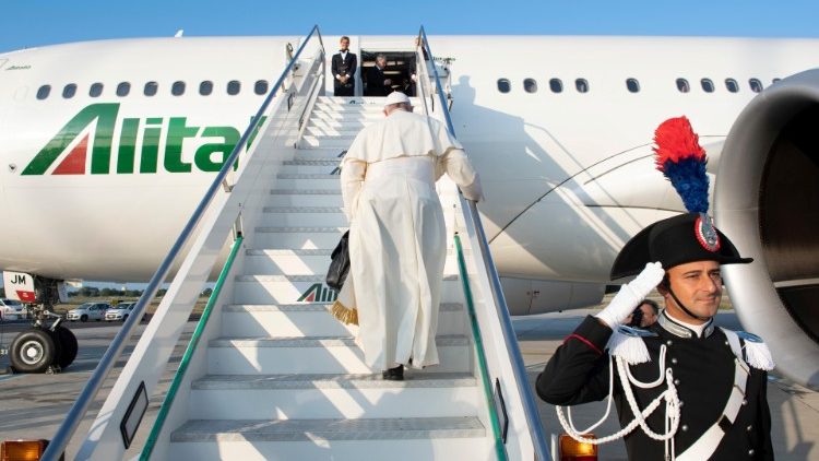 विमान पर सीढियाँ चढ़ते हुए संत पापा